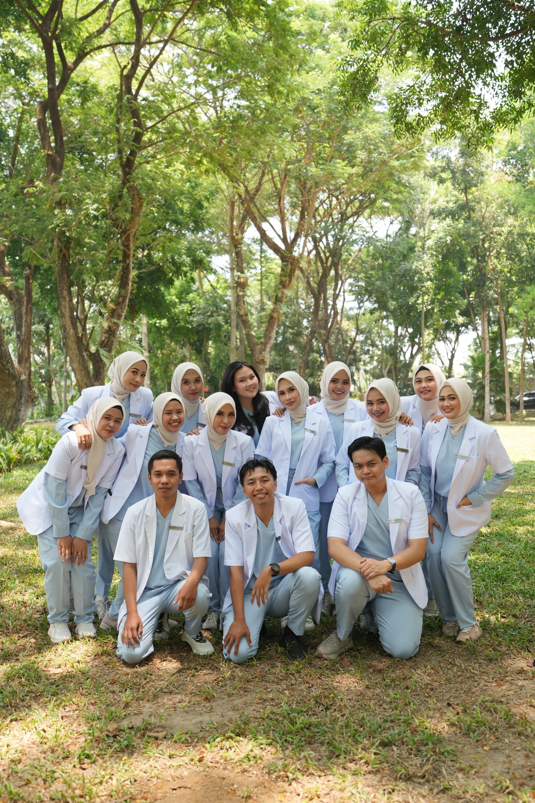 Foto kebersamaan para dokter di area rindang